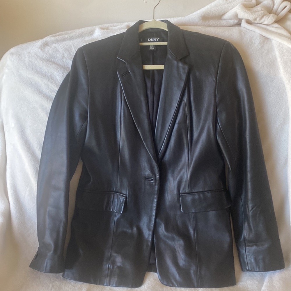 Vintage 90s DKNY Black leather blazer in excellent condition size 6